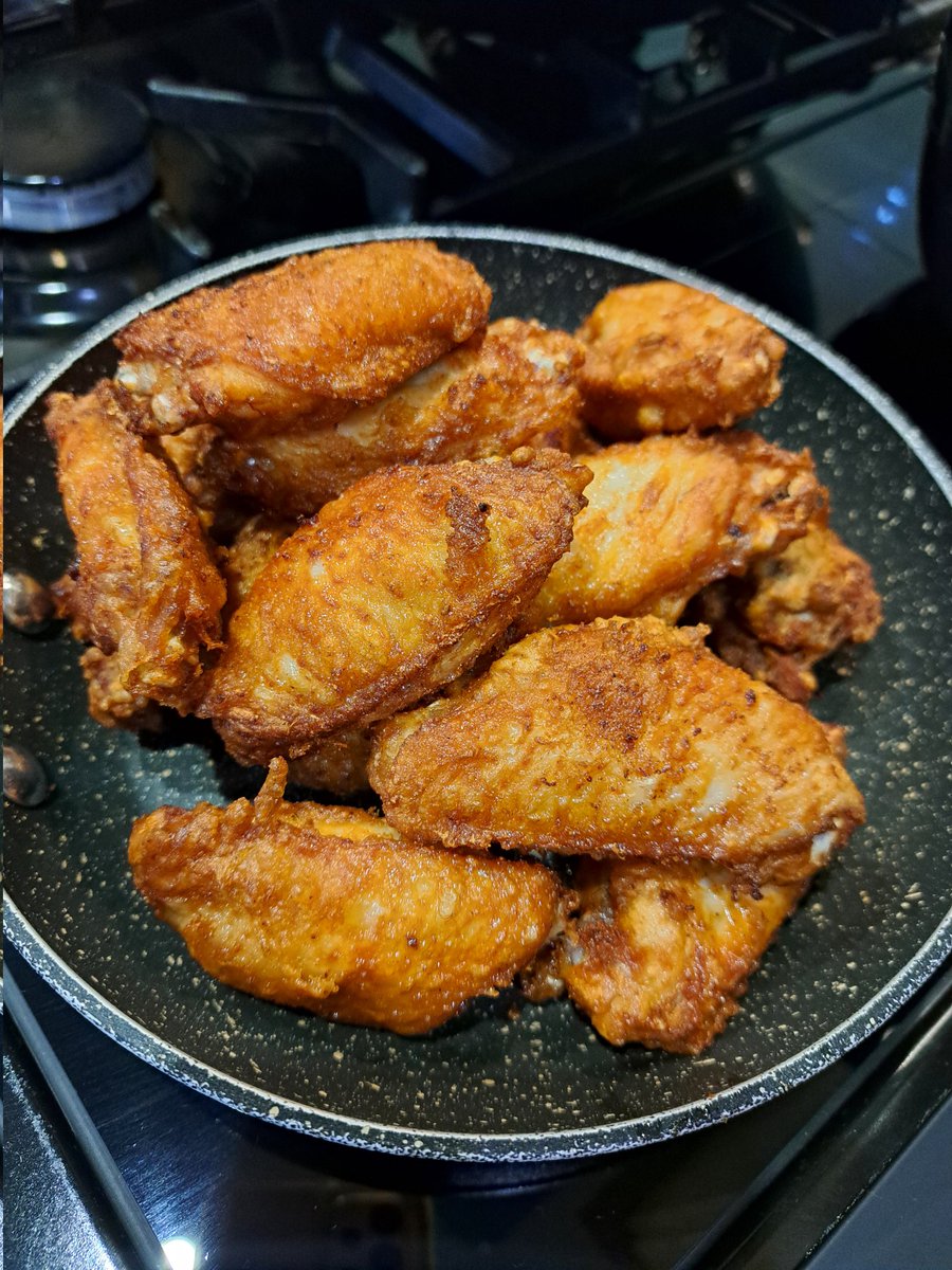 เมื่อวันก่อนเห็นอ.ป๊อกไปทานมัสมั่น​ไก่​ เลยนึกอยากกิน​ ทำกินวันนี้​กำลังจะทำแป้งนานไว้ปาดกินกับน้ำแกง​ วันนี้อากาศ​ดี​เลยเดินไปเด็ดใบกระวาน​หน้าบ้านมาใส่​2ใบ หอมดีจัง​  แล้วก็ทอดปีกไก่หมักน้ำปลา​ให้เด็กๆ