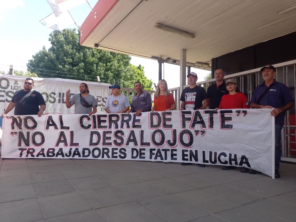 veravolna17's tweet photo. @myriambregman en la choriceada por los despidos en Georgalos, bancando las luchas en curso. Ningún laburante en la calle, todos adentro. Geo #NOALAREFORMALABORAL https://t.co/wuY9H6pSoF