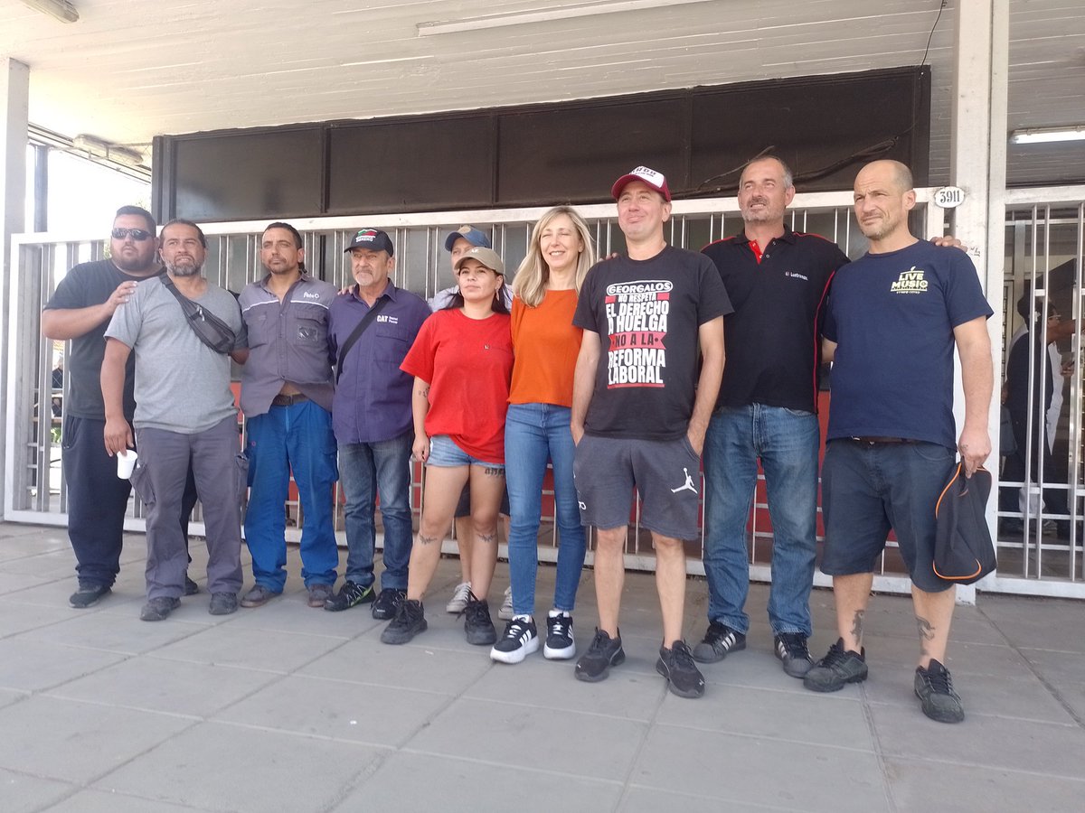 veravolna17's tweet photo. @myriambregman en la choriceada por los despidos en Georgalos, bancando las luchas en curso. Ningún laburante en la calle, todos adentro. Geo #NOALAREFORMALABORAL https://t.co/wuY9H6pSoF