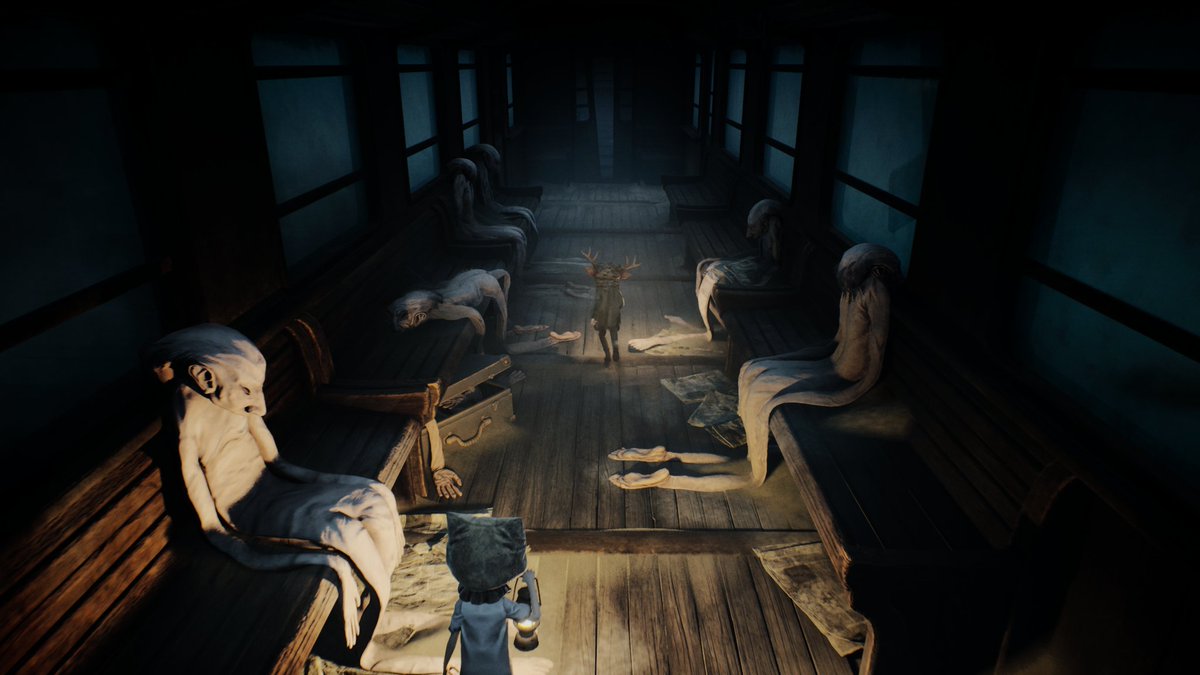 podcir's tweet photo. #calak
#reanimal
#xbox

@TarsierStudios

Uwielbiam Little Nightmares 1 i 2, 1 prawdopodobnie bardziej, chociażby ze względu na to, że przez ćwiczenie speedrunu bez śmierci do osiągnięcia bardziej wyryła mi się w głowie, jednak Szwedzi ze studia Tarsier w Reanimal przeszli wg mnie samych siebie.

Pomimo znanego z LN schematu rozgrywki, w której nie ma wielu zmian, mam wrażenie, że atmosfera w Reanimal jest dużo mroczniejsza, jest cięższa, a rzeczy, które tu spotykamy oraz musimy robić są bardziej szokujące niż dotychczas. 

Soundtrack, sound design oraz stylistyka wwiercają się w mózg do tego stopnia, że nawet podczas pierwszego przejścia gry z bratem, gdzie mieliśmy momentami sporo ubawu z podcinania się nawzajem w biegu, upadania w losowych momentach lub po prostu komentowania niektórych wydarzeń w conajmniej niestosowny do danej sytuacji sposób, klimat nadal potrafił zamknąć nam usta (albo bezdźwięcznie je otworzyć) i po prostu sprawiał, że zatrzymywaliśmy się w ciszy, by obserwować to co działo się na ekranie, tym bardziej, że gra sama w sobie wygląda po prostu rewelacyjnie. To niesamowity atut, który doceniłem jeszcze bardziej, grając samemu drugi raz, zbierając wszystkie znajdźki i doświadczając sekretnego zakończenia. Gra, pomimo zaledwie 5h trwania, zostawia po sobie ślady na, jestem tego pewny już dziś, bardzo długo. Jest to jeden z tych casusów gier takich jak właśnie Little Nightmares, Limbo czy Inside, w których idziemy do przodu, czasami kilkukrotnie, bo wszystkie te gry są bardzo regrywalne dzięki swojej liniowości oraz stosunkowo krótkiego czasu wymaganego na ich ukończenie, chłoniemy wszyskie te wyraziste obrazy, sceny, wydarzenia, dźwięki do tego stopnia, że zostają z nami na dłużej. 

Jedyna rzecz, która mi się w Reanimal nie podoba, to dialogi, bo tak - w przeciwieństwie do poprzedniczek, Reanimal posiada krótkie dialogi między postaciami, które wg mnie wnoszą zbyt mało, by je tam usprawiedliwiać. Większość wypowiedzianych słów czy pytań zadawałem sobie sam, bo właśnie tego nauczyły mnie Limbo, Inside, Little Nightmares - analizowania, zadawania sobie pytań, na które czasami dostawałem odpowiedzi, a czasami nie. Niewielka ilość dialogów sprawia też, że, przynajmniej po polsku, brzmią one mało naturalnie, bo w sumie jak mają brzmieć, kiedy aktorzy zostali poproszeni o nagranie dosłownie kilka one linerów? Pomimo tego doceniam jednak, zawsze, że twórcy próbują czegoś, przynajmniej dla nich samych, nowego. Doceniam także dział odpowiadający za tłumaczenie, bo o ile samych dialogów wiele tu nie ma, o tyle ktoś pochylił się nie tylko nad przetłumaczeniem, ale przede wszystkim zlokalizowaniem nazw i opisów osiągnięć - rzadki, ale bardzo mile widziany zabieg😁

Reanimal to mistrzostwo świata jak dla mnie i od dziś już nigdy nie spojrzę na owcę tak samo🐑🤣