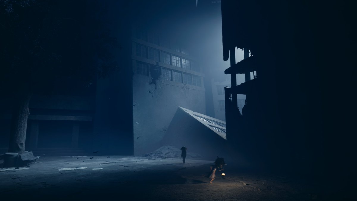 podcir's tweet photo. #calak
#reanimal
#xbox

@TarsierStudios

Uwielbiam Little Nightmares 1 i 2, 1 prawdopodobnie bardziej, chociażby ze względu na to, że przez ćwiczenie speedrunu bez śmierci do osiągnięcia bardziej wyryła mi się w głowie, jednak Szwedzi ze studia Tarsier w Reanimal przeszli wg mnie samych siebie.

Pomimo znanego z LN schematu rozgrywki, w której nie ma wielu zmian, mam wrażenie, że atmosfera w Reanimal jest dużo mroczniejsza, jest cięższa, a rzeczy, które tu spotykamy oraz musimy robić są bardziej szokujące niż dotychczas. 

Soundtrack, sound design oraz stylistyka wwiercają się w mózg do tego stopnia, że nawet podczas pierwszego przejścia gry z bratem, gdzie mieliśmy momentami sporo ubawu z podcinania się nawzajem w biegu, upadania w losowych momentach lub po prostu komentowania niektórych wydarzeń w conajmniej niestosowny do danej sytuacji sposób, klimat nadal potrafił zamknąć nam usta (albo bezdźwięcznie je otworzyć) i po prostu sprawiał, że zatrzymywaliśmy się w ciszy, by obserwować to co działo się na ekranie, tym bardziej, że gra sama w sobie wygląda po prostu rewelacyjnie. To niesamowity atut, który doceniłem jeszcze bardziej, grając samemu drugi raz, zbierając wszystkie znajdźki i doświadczając sekretnego zakończenia. Gra, pomimo zaledwie 5h trwania, zostawia po sobie ślady na, jestem tego pewny już dziś, bardzo długo. Jest to jeden z tych casusów gier takich jak właśnie Little Nightmares, Limbo czy Inside, w których idziemy do przodu, czasami kilkukrotnie, bo wszystkie te gry są bardzo regrywalne dzięki swojej liniowości oraz stosunkowo krótkiego czasu wymaganego na ich ukończenie, chłoniemy wszyskie te wyraziste obrazy, sceny, wydarzenia, dźwięki do tego stopnia, że zostają z nami na dłużej. 

Jedyna rzecz, która mi się w Reanimal nie podoba, to dialogi, bo tak - w przeciwieństwie do poprzedniczek, Reanimal posiada krótkie dialogi między postaciami, które wg mnie wnoszą zbyt mało, by je tam usprawiedliwiać. Większość wypowiedzianych słów czy pytań zadawałem sobie sam, bo właśnie tego nauczyły mnie Limbo, Inside, Little Nightmares - analizowania, zadawania sobie pytań, na które czasami dostawałem odpowiedzi, a czasami nie. Niewielka ilość dialogów sprawia też, że, przynajmniej po polsku, brzmią one mało naturalnie, bo w sumie jak mają brzmieć, kiedy aktorzy zostali poproszeni o nagranie dosłownie kilka one linerów? Pomimo tego doceniam jednak, zawsze, że twórcy próbują czegoś, przynajmniej dla nich samych, nowego. Doceniam także dział odpowiadający za tłumaczenie, bo o ile samych dialogów wiele tu nie ma, o tyle ktoś pochylił się nie tylko nad przetłumaczeniem, ale przede wszystkim zlokalizowaniem nazw i opisów osiągnięć - rzadki, ale bardzo mile widziany zabieg😁

Reanimal to mistrzostwo świata jak dla mnie i od dziś już nigdy nie spojrzę na owcę tak samo🐑🤣