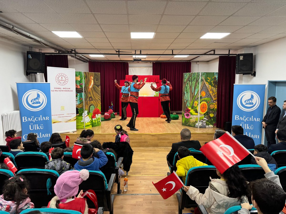 📍 Bağcılar

Ülkü Ocakları Genel Merkezi tarafından hazırlanan “Karagöz’ün Türküsü” adlı geleneksel gölge oyunumuzu, gerçekleştirdiğimiz Karagöz Etkinlik Atölyesi’nin ardından kıymetli evlatlarımızla buluşturduk.

Yarınlarımızın umudu olan çocuklarımızın millî ve manevi