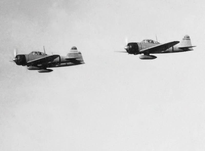 ZeroFighterP's tweet photo. A shotai of A6M2 Model 21s belonging to the 3rd Kokutai flying low over Kendari Airfield on the southeastern coast of Celebes Island (Netherlands East Indies), 1942. The lead aircraft carries tail code “X-146,” while the Zero at right is “X-149.”
Photo: Shoichi Tanaka https://t.co/a7Cv0z0uxP