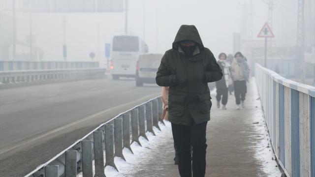 Ankara Valiliği, kentte cuma gününden itibaren soğuk havanın etkili olacağını belirterek, kuvvetli buzlanma ve don olaylarına karşı uyarıda bulundu.