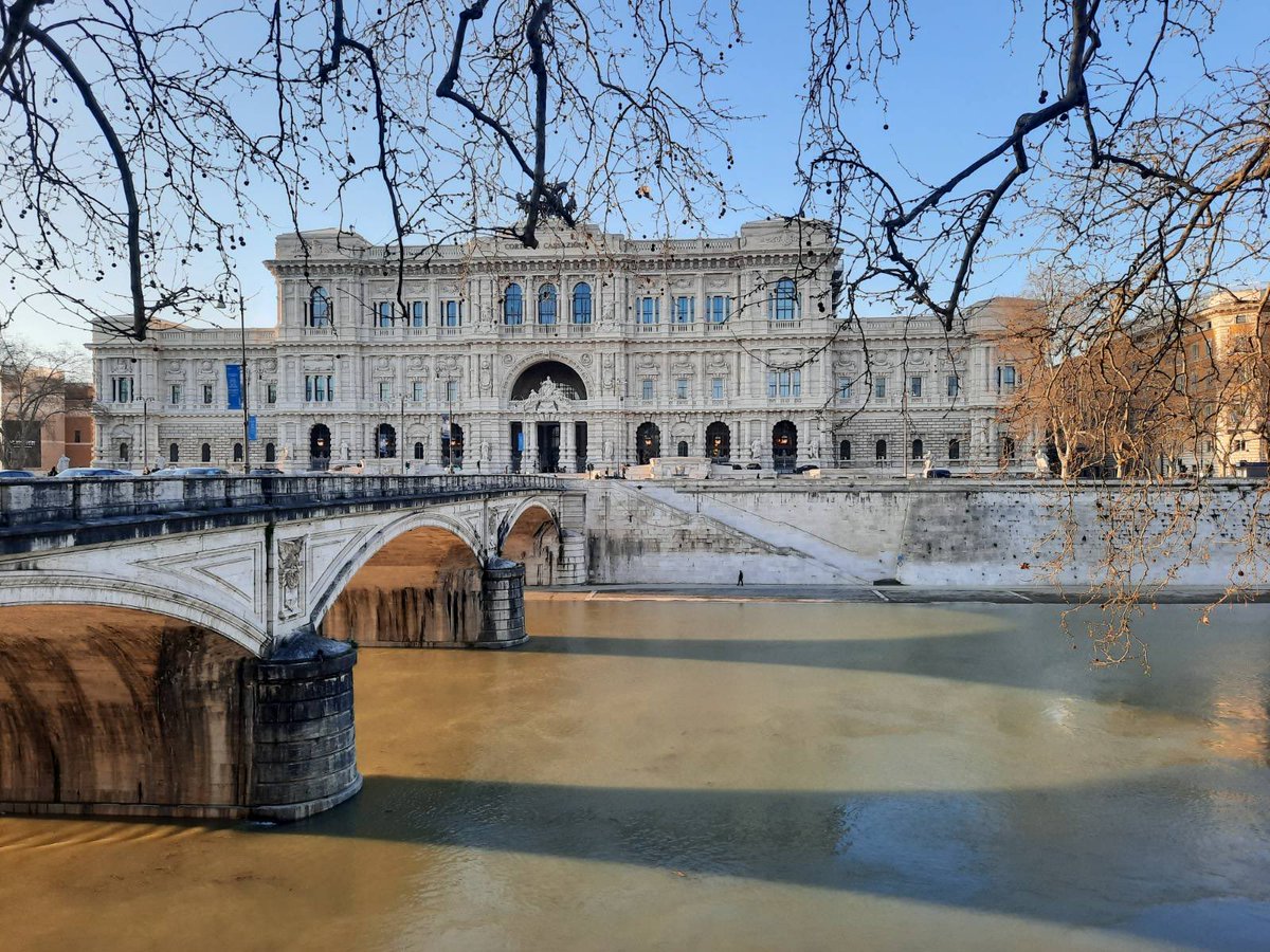 janstrak's tweet photo. Nejvyšší soud - Roma https://t.co/T6wGcWxg0f
