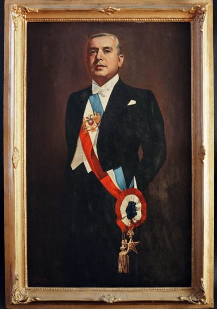 El presidente Gabriel González Videla usando la banda presidencial con el escudo hace 80 años igual que como lo hace hoy José Antonio Kast.

Esta gente no puede vivir sin hablar de Pinochet 1 día.