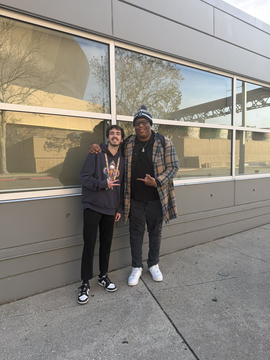 noahsilvio1's tweet photo. Was a pleasure meeting you last night! @ScoopB hope you enjoyed your stay in the best city out there! https://t.co/ln505qUTno
