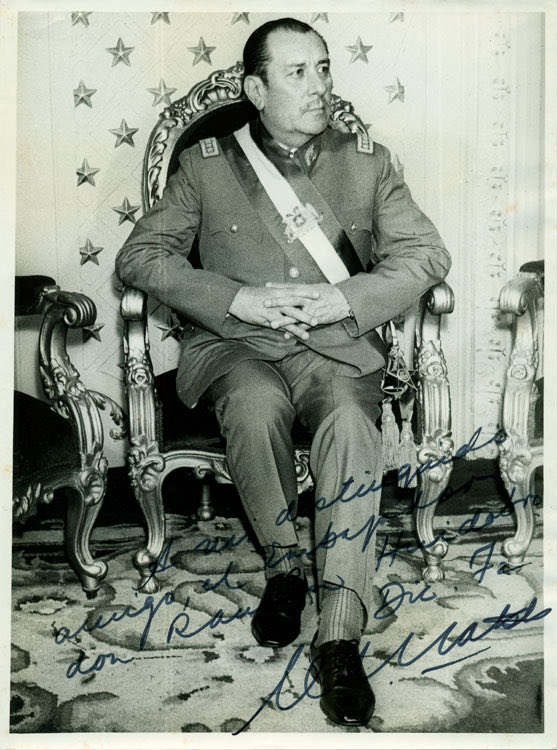 No me extraña del sujeto que sabe poco que vaya a la Contraloría por lo del escudo en la banda presidencial. 

La banda con escudo era la banda oficial de los presidentes. En efecto después de la Ley 2.517 la usaron con escudo los presidentes Aguirre Cerda, Ríos Morales, González