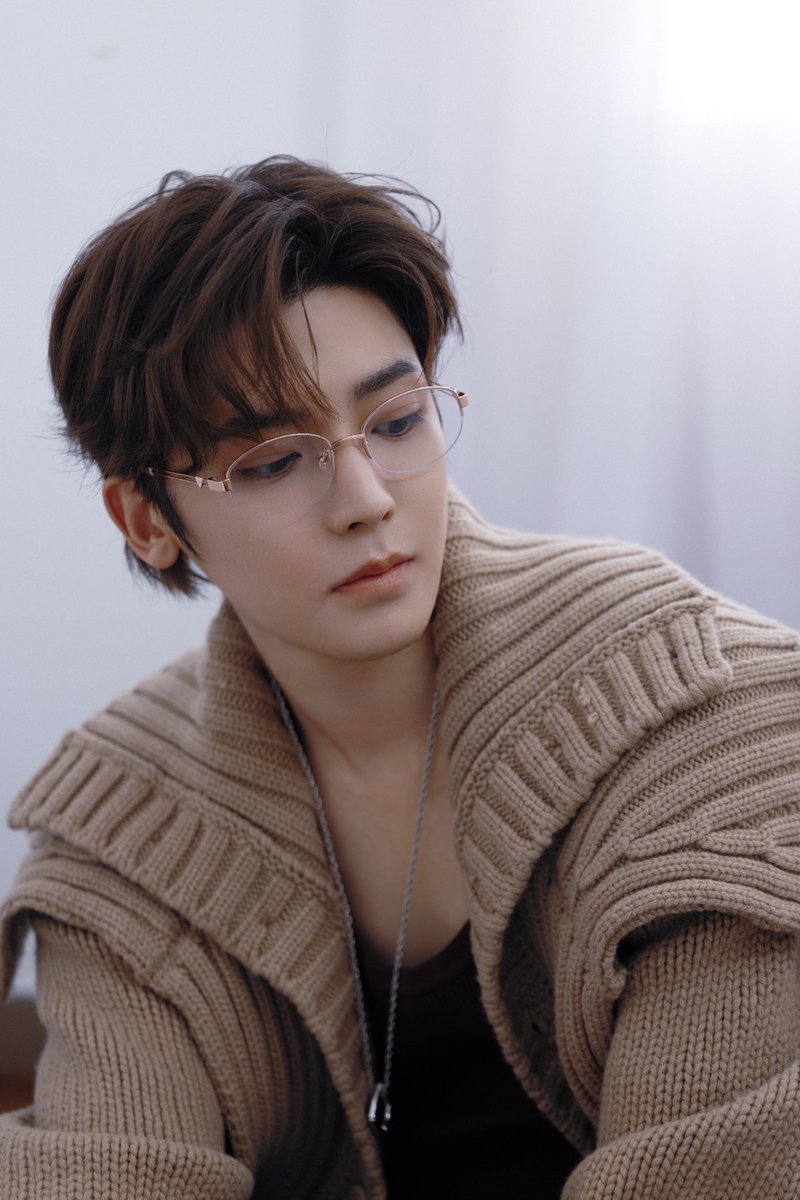 houminghaor's tweet photo. Friendly reminder: 📔 Falling for me might as well happen. ⭐️ Side effects may include excessive staring, smiling for no reason, and suddenly forgetting what you were about to do <im being #for_real> Proceed with caution… or don’t. I warned you anyway. https://t.co/2fA9ryA6Tz