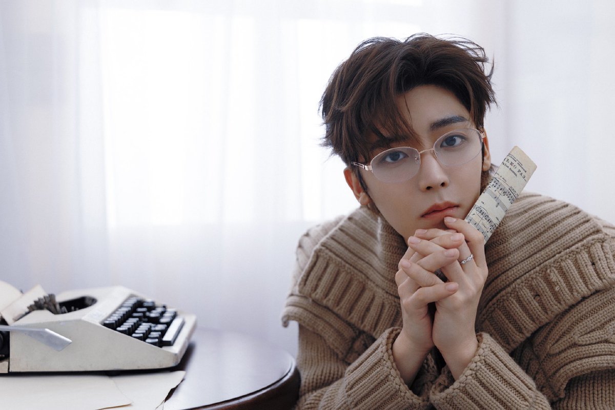 houminghaor's tweet photo. Friendly reminder: 📔 Falling for me might as well happen. ⭐️ Side effects may include excessive staring, smiling for no reason, and suddenly forgetting what you were about to do <im being #for_real> Proceed with caution… or don’t. I warned you anyway. https://t.co/2fA9ryA6Tz