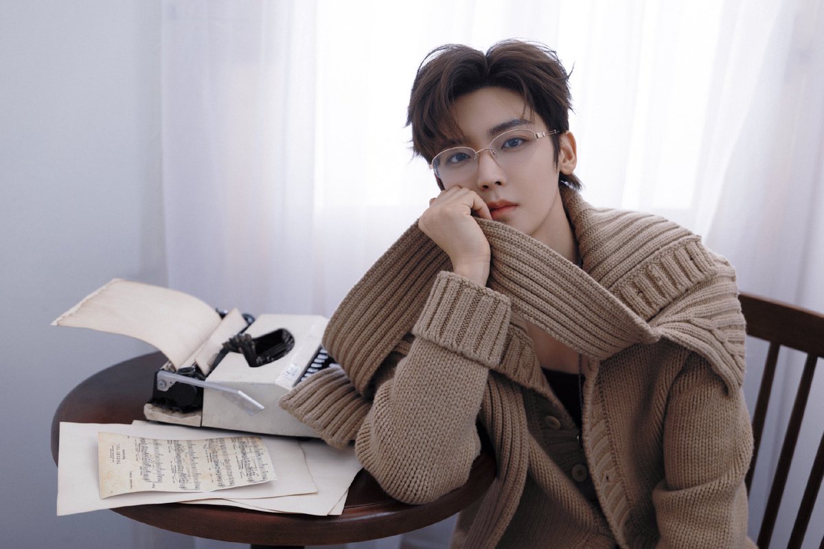 houminghaor's tweet photo. Friendly reminder: 📔 Falling for me might as well happen. ⭐️ Side effects may include excessive staring, smiling for no reason, and suddenly forgetting what you were about to do <im being #for_real> Proceed with caution… or don’t. I warned you anyway. https://t.co/2fA9ryA6Tz