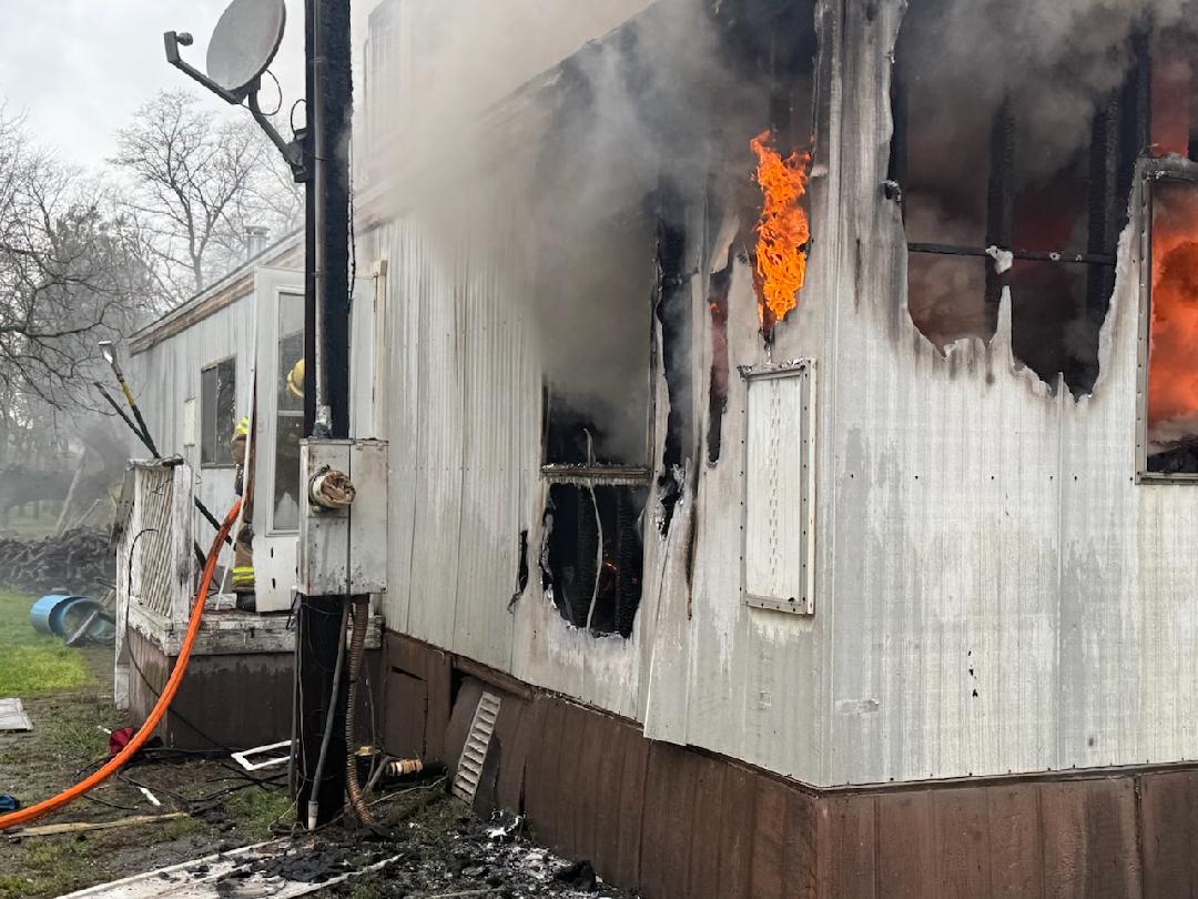 CALFIRE_ButteCo's tweet photo. Crews extinguished a structure fire on Custer Lane in Palermo yesterday afternoon. Four engines responded at 12:36 to an uninhabited mobile home. Flames were knocked down within three minutes. No injuries, and all resources had cleared the scene by 2:34 pm. #CusterFire https://t.co/7HbjJ3krry