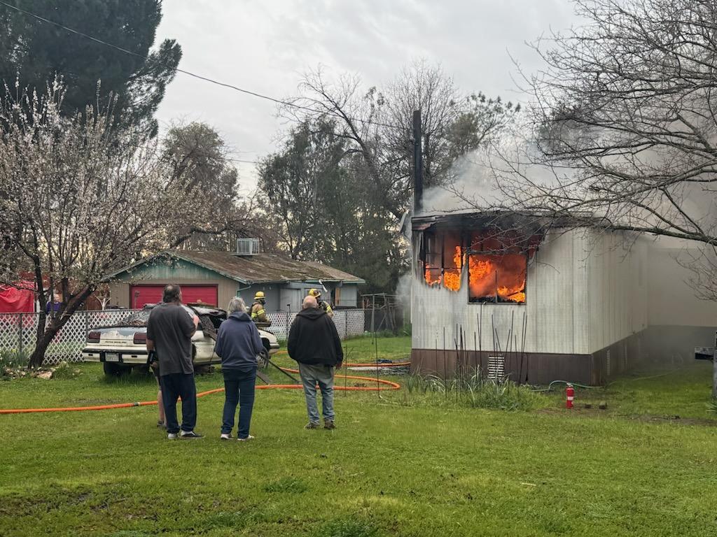 CALFIRE_ButteCo's tweet photo. Crews extinguished a structure fire on Custer Lane in Palermo yesterday afternoon. Four engines responded at 12:36 to an uninhabited mobile home. Flames were knocked down within three minutes. No injuries, and all resources had cleared the scene by 2:34 pm. #CusterFire https://t.co/7HbjJ3krry