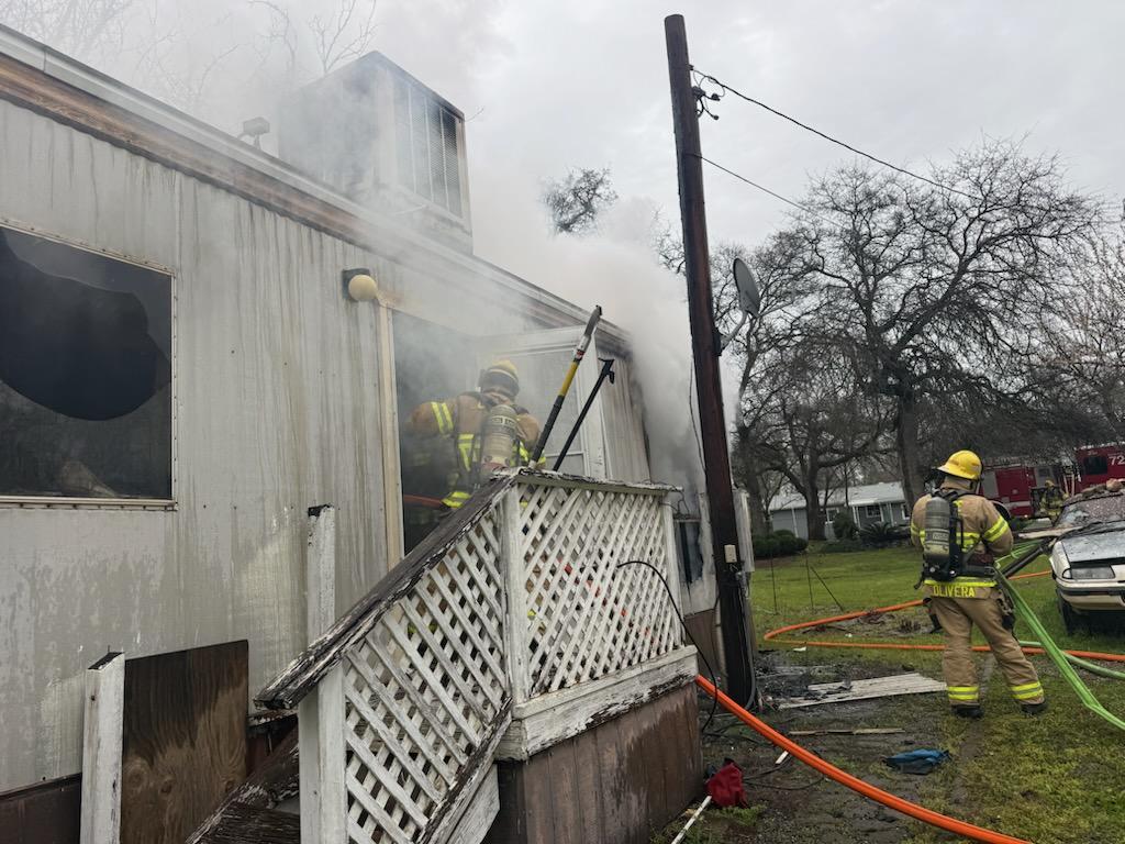 CALFIRE_ButteCo's tweet photo. Crews extinguished a structure fire on Custer Lane in Palermo yesterday afternoon. Four engines responded at 12:36 to an uninhabited mobile home. Flames were knocked down within three minutes. No injuries, and all resources had cleared the scene by 2:34 pm. #CusterFire https://t.co/7HbjJ3krry