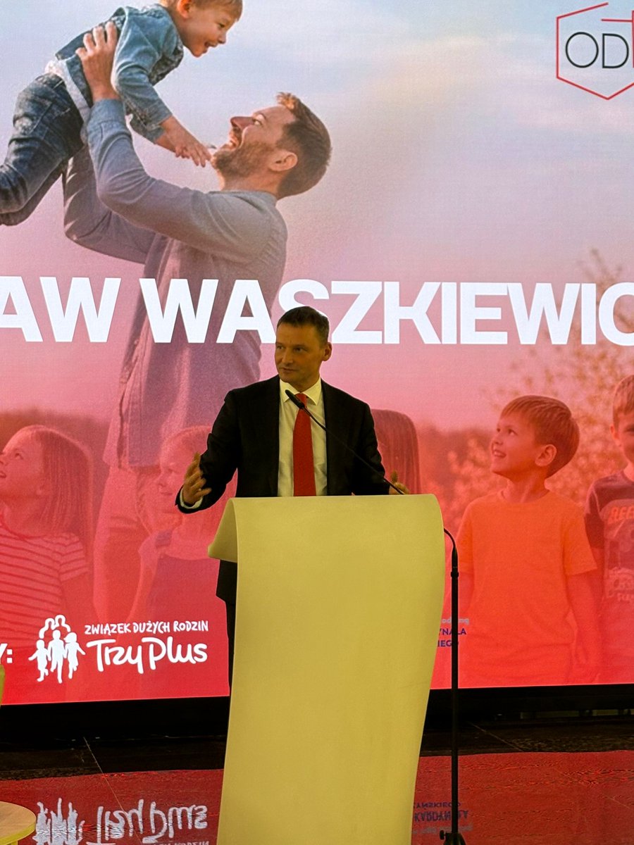 Radosław Waszkiewicz, Prezes <a href="/Rodzina3plus/">ZDR Trzy Plus</a>  podczas konferencji #DemografiaOdNowa  #SejmRP 👇

👨‍👩‍👦‍👦Piękno rodziny, macierzyństwa, ojcostwa w przestrzeni publicznej, mediach, kinematografii jest zagłuszone kronikami kryminalnymi, pradokumentami kryminalnymi. Można pokazać prawdę o