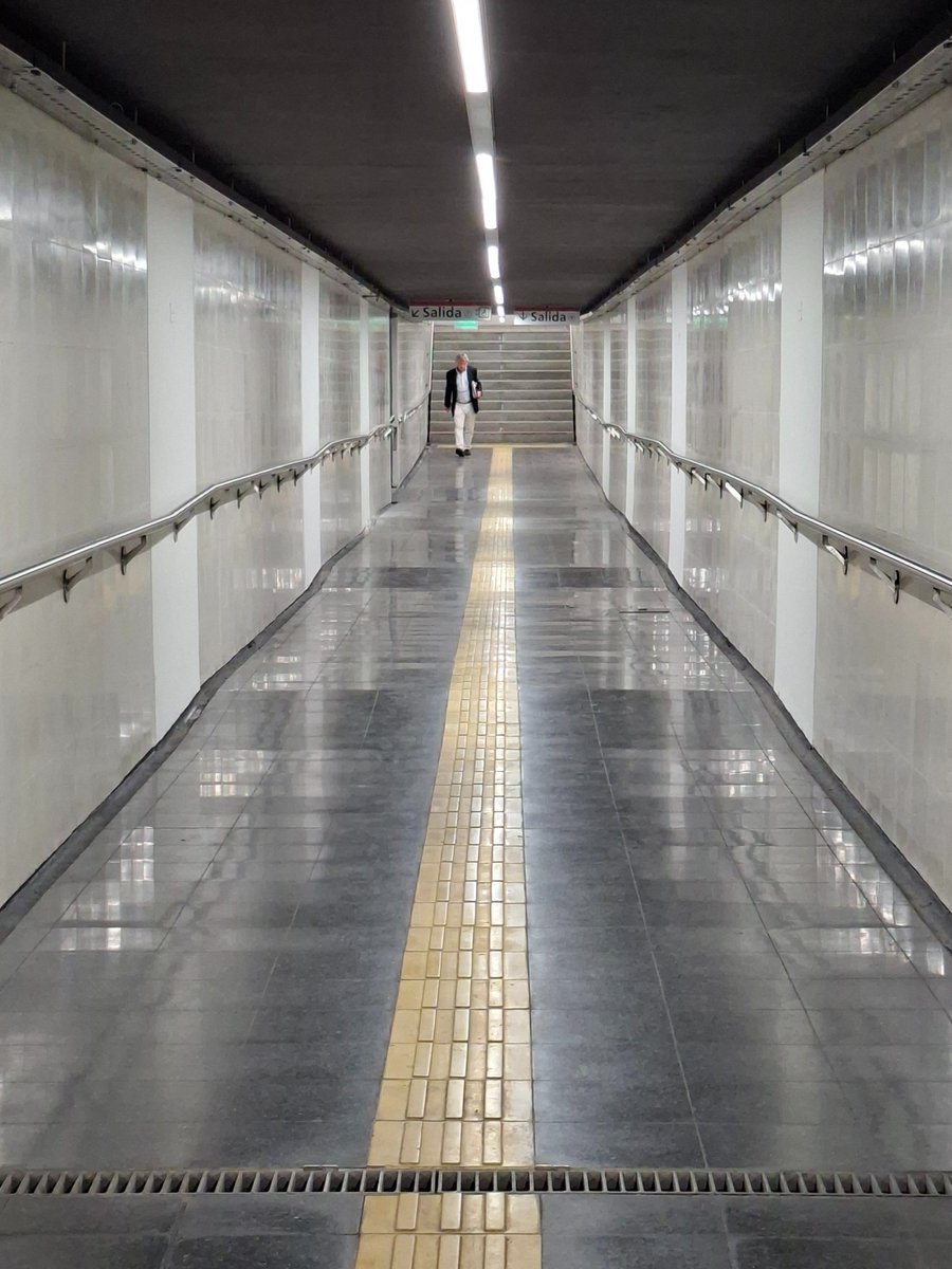 raphapolis's tweet photo. Pasillo y ascensor (hoy a la mañana no funcionaba) https://t.co/qh2w7HBiCn