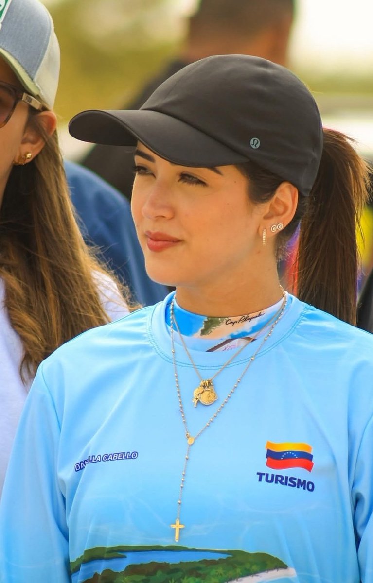 Daniela Cabello es realmente hermosa, pero sobre todo es más inteligente que toda la oposición venezolana junta.
DUELALE A QUIEN LE DUELA 🇻🇪❤️