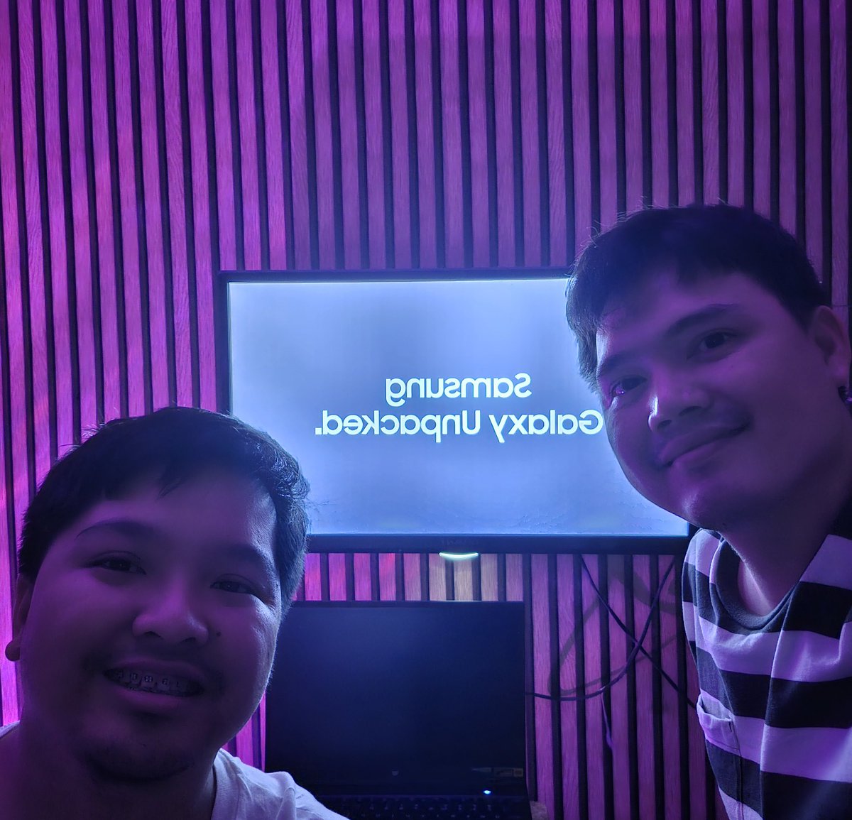 fruitvendor07's tweet photo. Us watching tonights best live 
#GalaxyUnpacked @SamsungMobile #Samsung https://t.co/OwpMi7H5OP