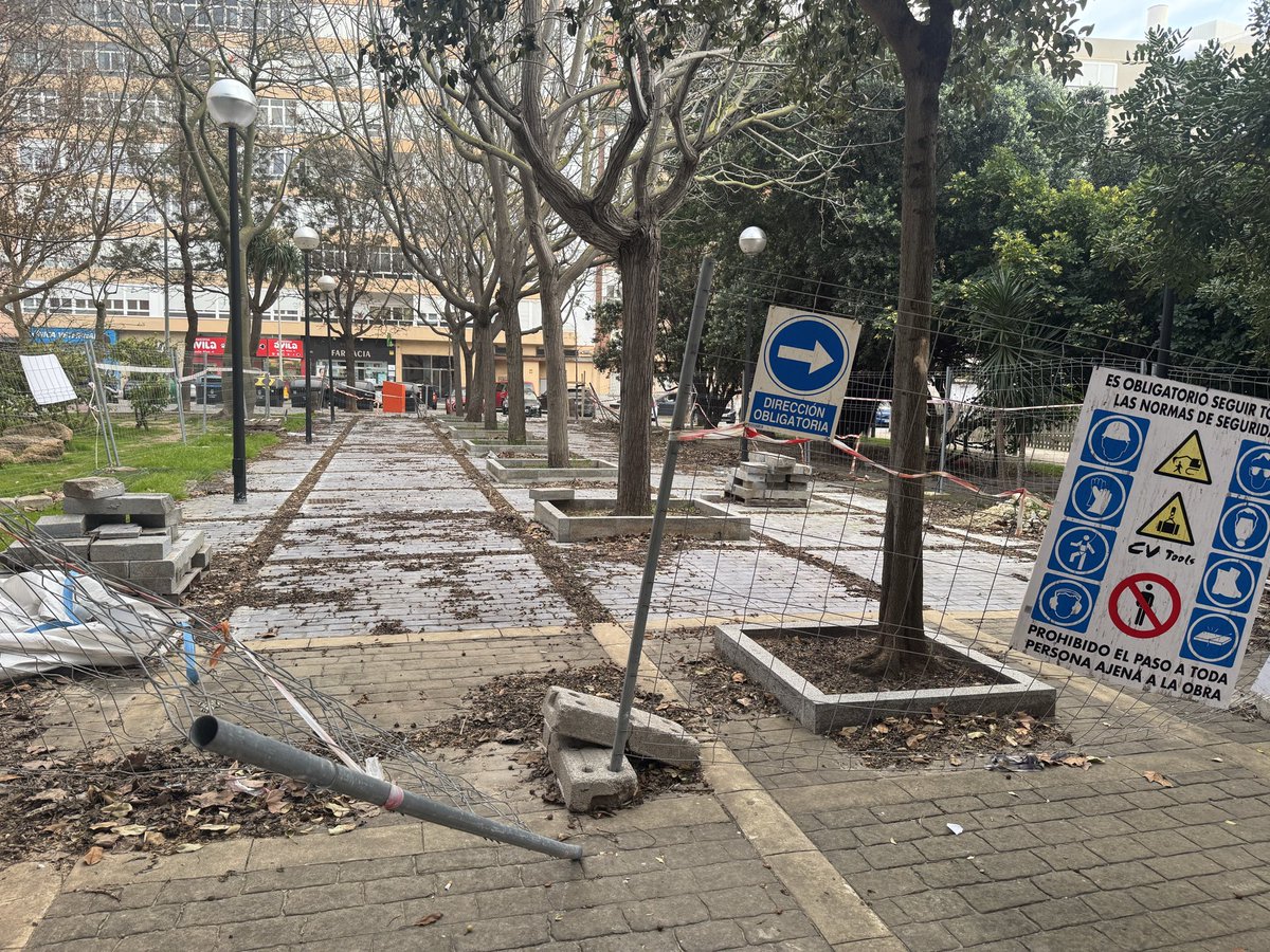 rdetorresf's tweet photo. Meses y meses sin terminar la obra y sin que nadie trabaje en ella @CadizAbandonada https://t.co/Ehy409sIdt