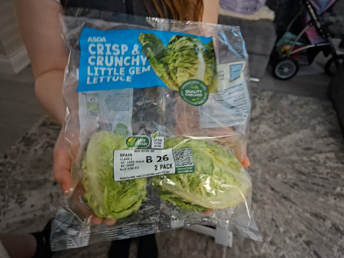 GrantCullen23's tweet photo. @askc_laimhub @Asda_ReviewSU It's in relation to the home delivery and the sorry state of these lettuce. Apart from the very small size they are well past it best. Surely should not be on the shelves https://t.co/iOGhBXisG2