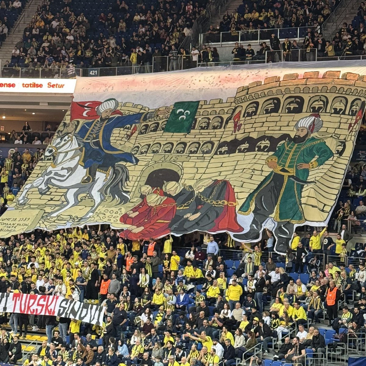 Fenerbahçe tribünlerinin Partizan karşılaşması öncesi hazırladığı pankart:

"Hepiniz Türksünüz!"