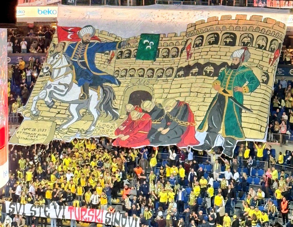 bpthaber's tweet photo. Fenerbahçe tribünlerinin Partizan karşılaşması öncesinde hazırladığı pankart: “Hepiniz Türksünüz!”