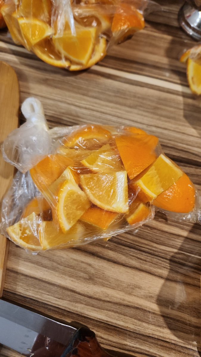 lofoutus's tweet photo. Benim hayatın rutin akışı sırasıyla Ayva reçeli, kereviz yemeği, kurabiye ve yaza limonata için portakal https://t.co/LxNtXTv4mB