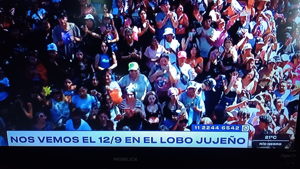 hornero705's tweet photo. Me sentí incómoda #Cazzu dándolo todo y el público re cara de pan https://t.co/WRvUWTTTY5