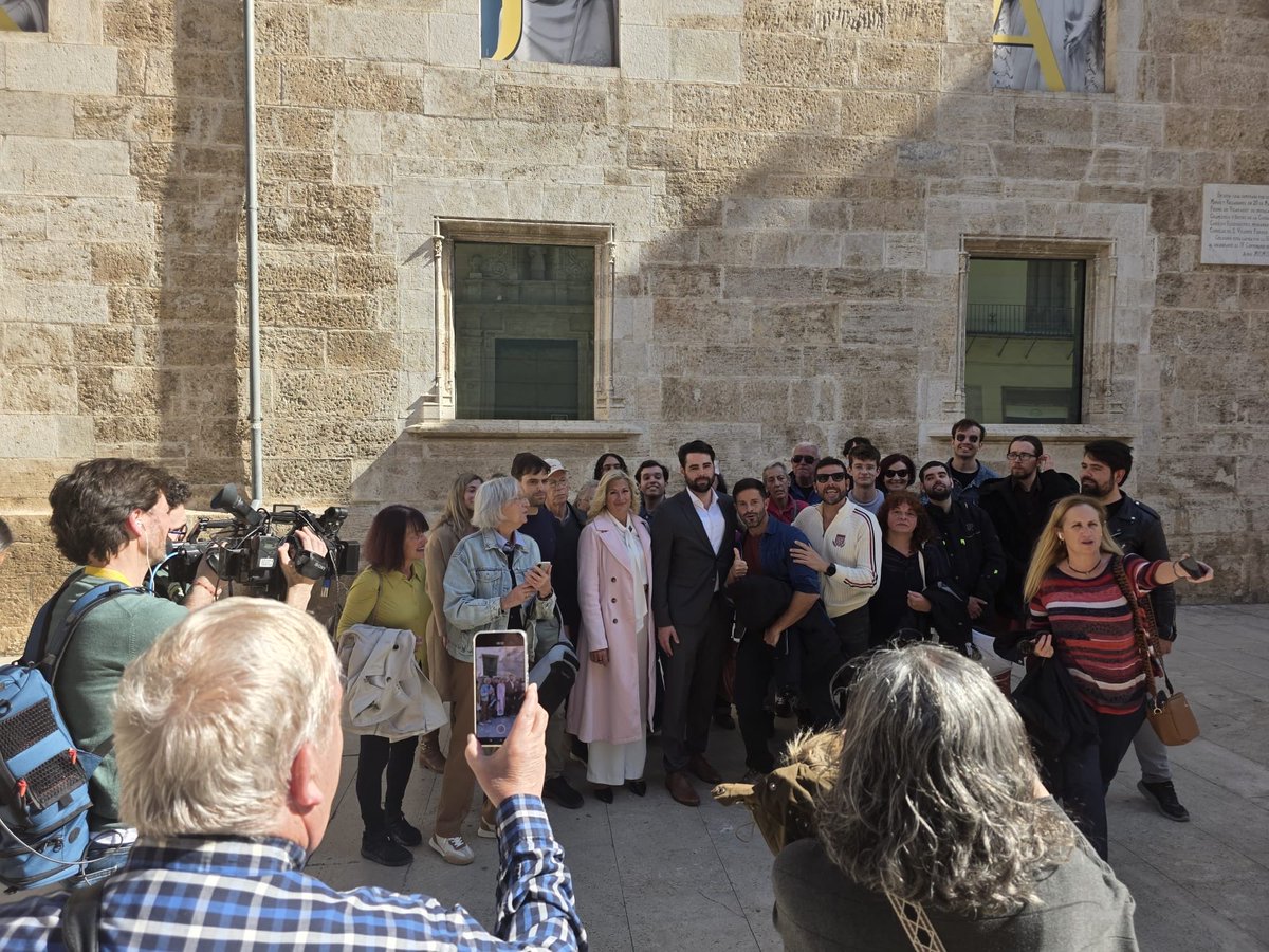 Entramos con los abucheos de ocho del PSOE y Compromis  y salimos con los aplausos de decenas de valencianos independientes que se acercaron. ¿Ha salido así en la tele no?