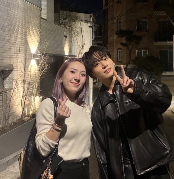 goldenclosettr's tweet photo. TÜRK BIR FAN KORE'DE YÜRÜRKEN JUNGKOOK'A RASTLAYIP FOTOĞRAF ÇEKİLMİŞ 🇹🇷🇹🇷🇹🇷 https://t.co/87xwrDdToa