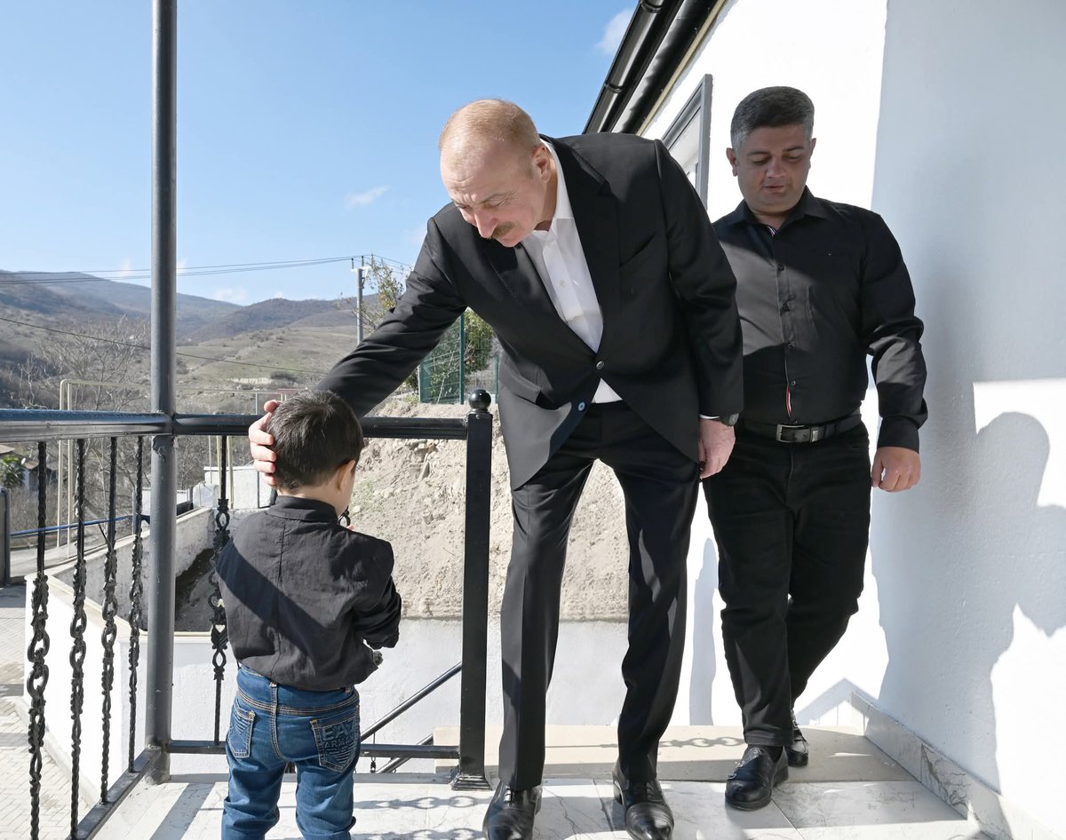Prezident İlham Əliyev Xocalının Xanabad kəndində görülmüş işlərlə tanış olub.

president.az/az/articles/vi…