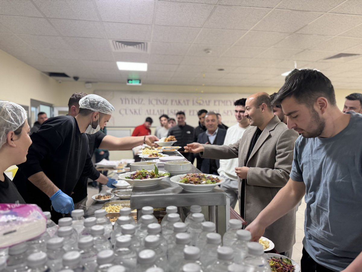 GuzelyurtKaymkm's tweet photo. Kaymakamımız Sn. Süleyman ARAT, Belediye Başkanı Sn. Ünal DEMİRCİOĞLU’nun katılımlarıyla Güzelyurt KYK’da düzenlenen iftar programı gerçekleştirildi. https://t.co/lTpgDA71aD