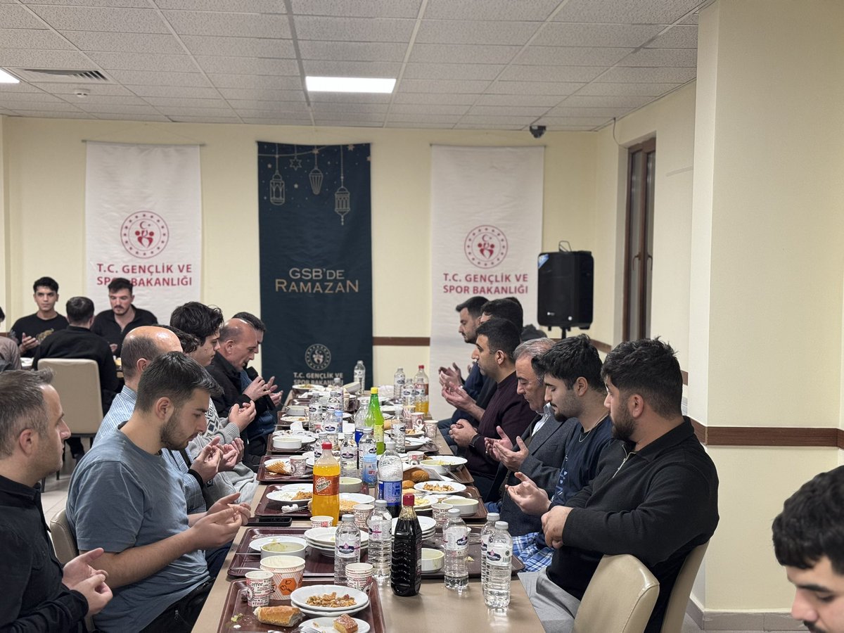 GuzelyurtKaymkm's tweet photo. Kaymakamımız Sn. Süleyman ARAT, Belediye Başkanı Sn. Ünal DEMİRCİOĞLU’nun katılımlarıyla Güzelyurt KYK’da düzenlenen iftar programı gerçekleştirildi. https://t.co/lTpgDA71aD