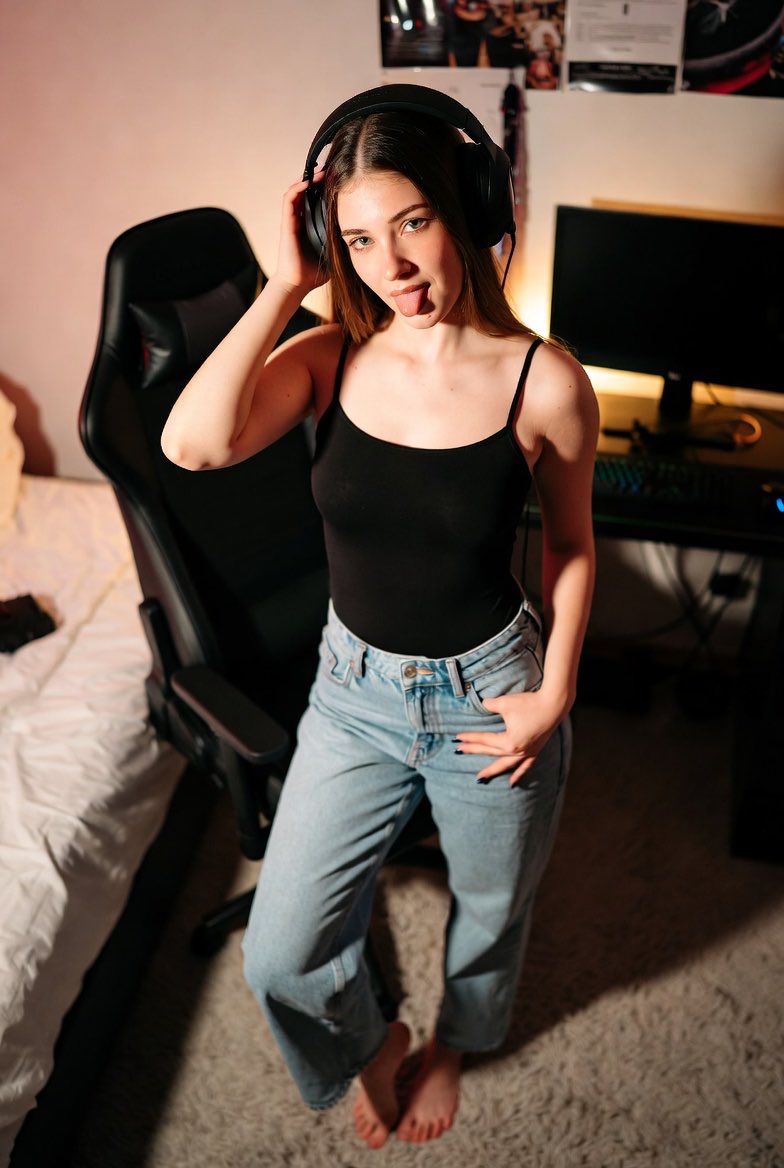 CatFishCuckFeet's tweet photo. Et voilà après quelques temps d’absence je suis revenue….

Scamfetish Catfishfindom Moneyslave LostMind Teamviewer wankbattle techdom manscam https://t.co/t349EHUvXL