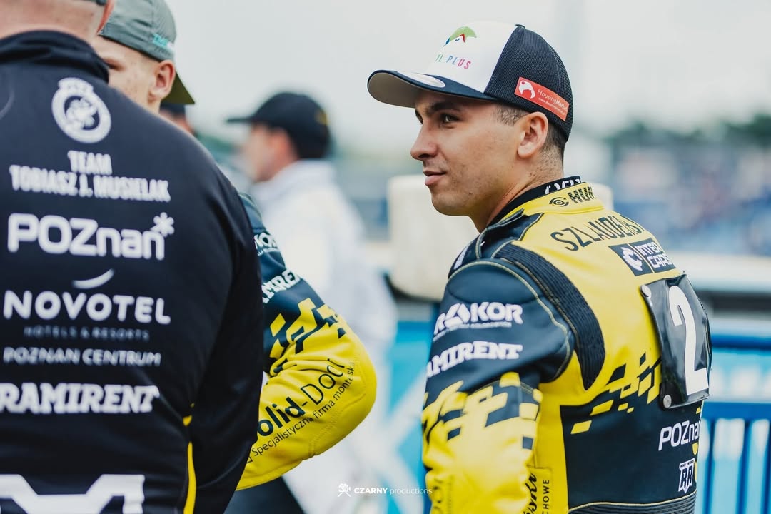 UniaLesznoKS's tweet photo. Szymon Szlauderbach uzupełnia obsadę 76. Memoriału Alfreda Smoczyka❗️
Pełna lista startowa na https://t.co/vCJXBQHJ13
📅Start turnieju: 29 marca, godz. 13:45
🎟Sprzedaż biletów rusza na początku marca
#MAS2026 #KSUL ⚪️🔵🤟🏼 #PGEEkstraliga #PGEE #UniaLeszno #StolicaŻużla https://t.co/pFbaEKxZkW