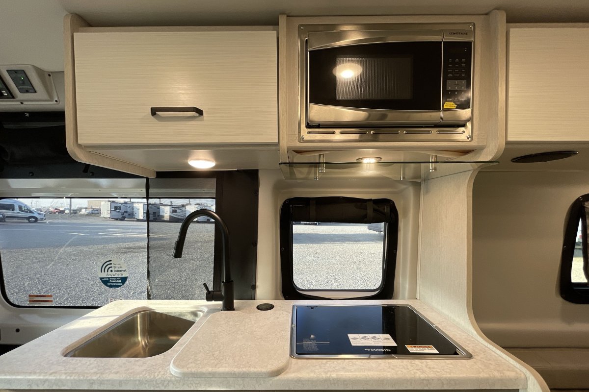 RVsDotCom_'s tweet photo. Fresh inside out ✨

🚐  Used 2022 Thor Twist 2JB
💤  Sleeps 2
📏  21 ft long
⚖️  9,350 lbs

Start your adventure → https://t.co/LqkvwkiYPo https://t.co/TwE2dW4Fjv