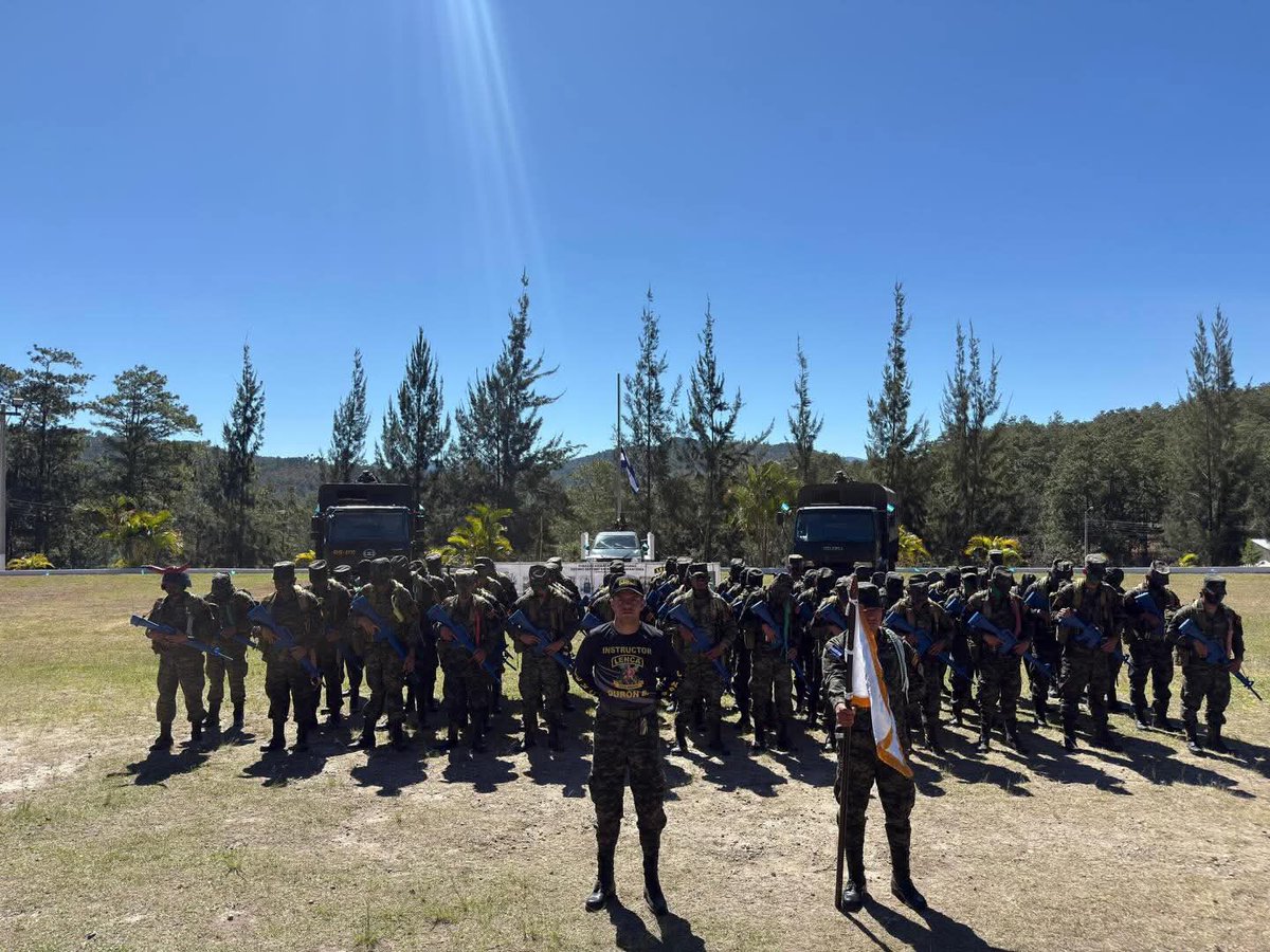 FFAAHN's tweet photo. #AdiestramientoMilitar || En las instalaciones del Décimo Séptimo Batallón de Infantería, hogar de los Guerreros del Occidente, las #FFAA llevaron a cabo la ceremonia de inauguración del Curso Líderes Entrenados Contra el Narcotráfico y Combate de Otras Amenazas #LENCA N.° 10-2026.
Un total de 50 participantes dieron inicio a este importante proceso de formación, orientado a fortalecer sus capacidades y consolidar las competencias necesarias para enfrentar con determinación las amenazas que atentan contra la seguridad y estabilidad del país.
#FuerzasArmadasHN