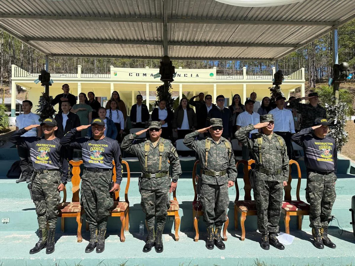FFAAHN's tweet photo. #AdiestramientoMilitar || En las instalaciones del Décimo Séptimo Batallón de Infantería, hogar de los Guerreros del Occidente, las #FFAA llevaron a cabo la ceremonia de inauguración del Curso Líderes Entrenados Contra el Narcotráfico y Combate de Otras Amenazas #LENCA N.° 10-2026.
Un total de 50 participantes dieron inicio a este importante proceso de formación, orientado a fortalecer sus capacidades y consolidar las competencias necesarias para enfrentar con determinación las amenazas que atentan contra la seguridad y estabilidad del país.
#FuerzasArmadasHN