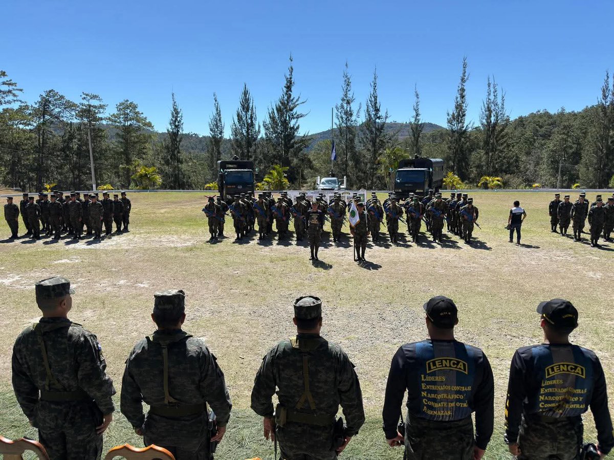 FFAAHN's tweet photo. #AdiestramientoMilitar || En las instalaciones del Décimo Séptimo Batallón de Infantería, hogar de los Guerreros del Occidente, las #FFAA llevaron a cabo la ceremonia de inauguración del Curso Líderes Entrenados Contra el Narcotráfico y Combate de Otras Amenazas #LENCA N.° 10-2026.
Un total de 50 participantes dieron inicio a este importante proceso de formación, orientado a fortalecer sus capacidades y consolidar las competencias necesarias para enfrentar con determinación las amenazas que atentan contra la seguridad y estabilidad del país.
#FuerzasArmadasHN