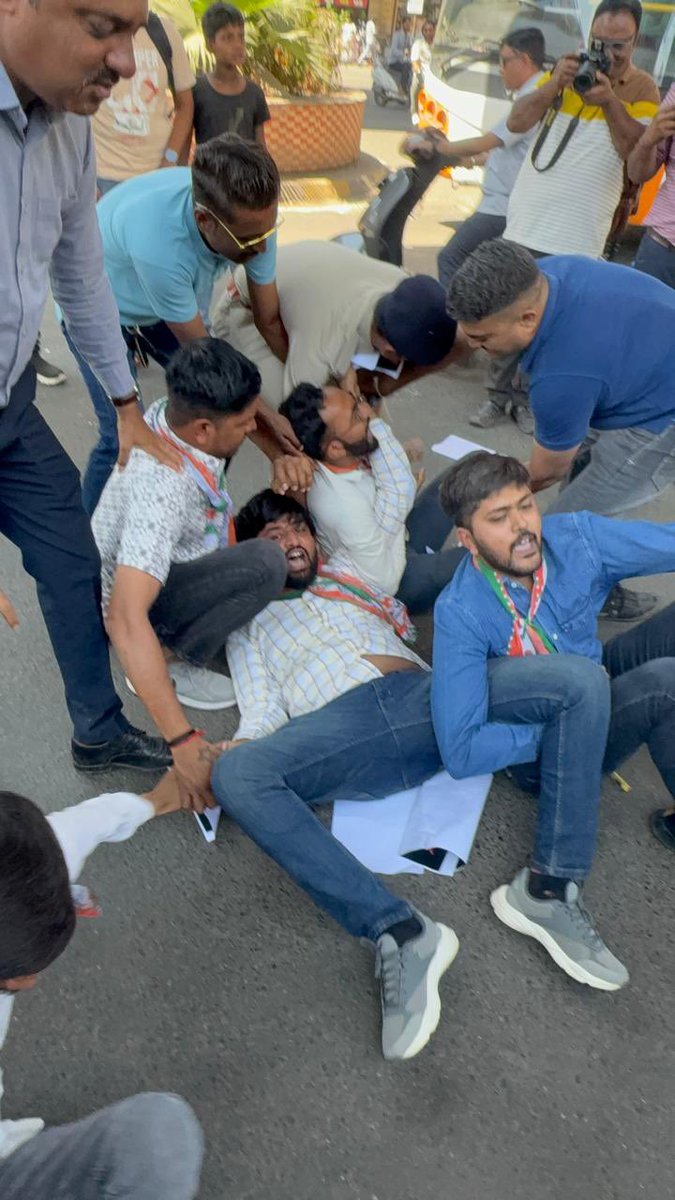 आज 📍राजकोट , गुजरात में युवा कांग्रेस का संकल्प साफ है,  लोकतंत्र में सवाल पूछना हमारा अधिकार है, कोई अपराध नहीं। 💯

जब “Compromised PM” से जवाबदेही मांगी जाती है और उसके बदले गिरफ्तारी दी जाती है, लेकिन ऐसी हर कार्रवाई हमारे संघर्ष को और मज़बूत करती है।

IYC अध्यक्ष