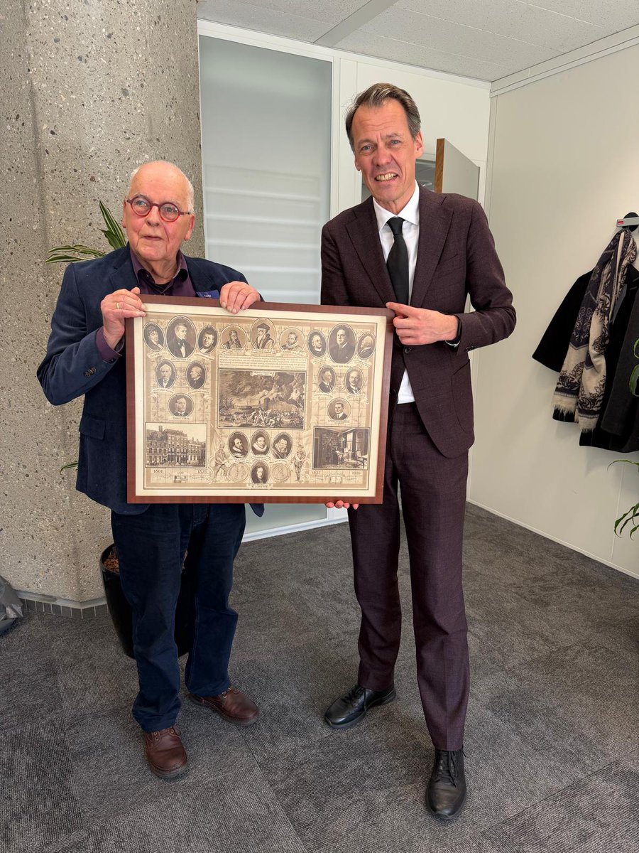 TijsvandenBrink's tweet photo. Hoog bezoek vanmorgen op m’n werkkamer in de Tweede Kamer: Piet van Tellingen, de allereerste woordvoerder van het CDA (en voormalig woordvoerder van de ARP) kwam langs. Na zijn politieke loopbaan werd hij journalist (dat kon toen nog… 😉) bij NCRV’s Hier en Nu en later bij het NOS-Radio1Journaal. Hij bracht een bijzonder voorwerp mee: een plaat over de glorietijd van de ARP. Piet nam hem ooit mee toen de ARP opging in het CDA - hield hem zijn hele loopbaan bij zich - en overhandigde hem vandaag aan mij. Heel bijzonder!