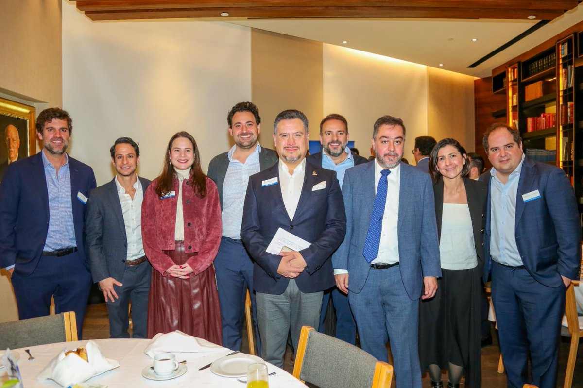 cnbvmx's tweet photo. En el marco de la #SemanaFintech, el presidente de la #CNBV, Ángel Cabrera, participó en un conversatorio, donde compartió mesa con Vidal Llerenas, subsecretario de Industria y Comercio de la @SE_mx; Rodrigo García Jaques, de Spin; y José Antonio Meade, de @HSBC_MX. https://t.co/4z0M1kGt1o