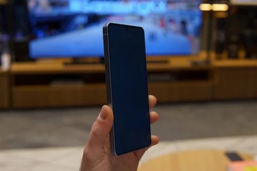 smartechdaily's tweet photo. 📱 أعلنت شركة Samsung للتو عن هاتف Galaxy S26 Ultra بنفس السعر ($1,299) مع ترقيات ذكية.

المميز جداً هو شاشة Dynamic AMOLED بميزة خصوصية مدمجة تحجب الرؤية عن المتطفلين! تصميم الهاتف أصبح أنحف (7.9 mm)، ويعمل بمعالج Snapdragon 8 Elite Gen 5. الكاميرا الرئيسية 200 MP بفتحة f/1.4 لإضاءة أفضل، وبطارية 5,000 mAh تشحن لـ 75% خلال 30 دقيقة.

ما رأيكم بالمواصفات؟