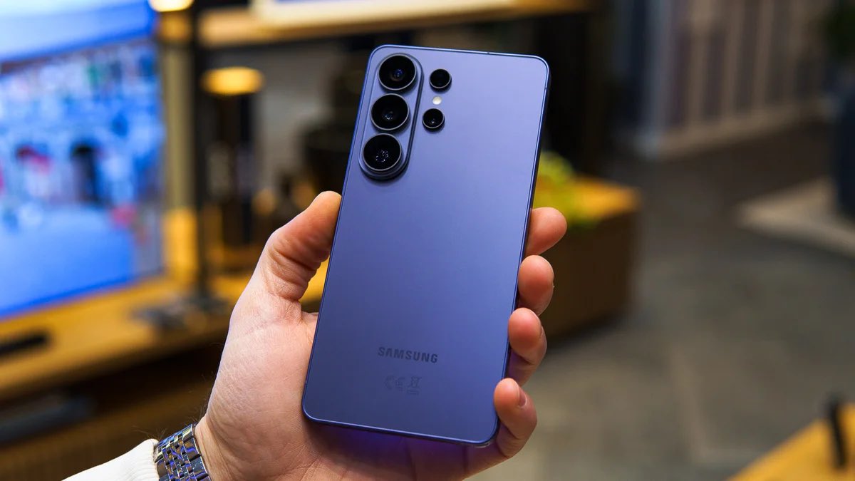 smartechdaily's tweet photo. 📱 أعلنت شركة Samsung للتو عن هاتف Galaxy S26 Ultra بنفس السعر ($1,299) مع ترقيات ذكية.

المميز جداً هو شاشة Dynamic AMOLED بميزة خصوصية مدمجة تحجب الرؤية عن المتطفلين! تصميم الهاتف أصبح أنحف (7.9 mm)، ويعمل بمعالج Snapdragon 8 Elite Gen 5. الكاميرا الرئيسية 200 MP بفتحة f/1.4 لإضاءة أفضل، وبطارية 5,000 mAh تشحن لـ 75% خلال 30 دقيقة.

ما رأيكم بالمواصفات؟