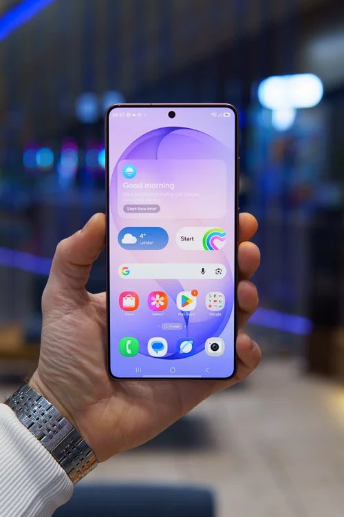 smartechdaily's tweet photo. 📱 أعلنت شركة Samsung للتو عن هاتف Galaxy S26 Ultra بنفس السعر ($1,299) مع ترقيات ذكية.

المميز جداً هو شاشة Dynamic AMOLED بميزة خصوصية مدمجة تحجب الرؤية عن المتطفلين! تصميم الهاتف أصبح أنحف (7.9 mm)، ويعمل بمعالج Snapdragon 8 Elite Gen 5. الكاميرا الرئيسية 200 MP بفتحة f/1.4 لإضاءة أفضل، وبطارية 5,000 mAh تشحن لـ 75% خلال 30 دقيقة.

ما رأيكم بالمواصفات؟