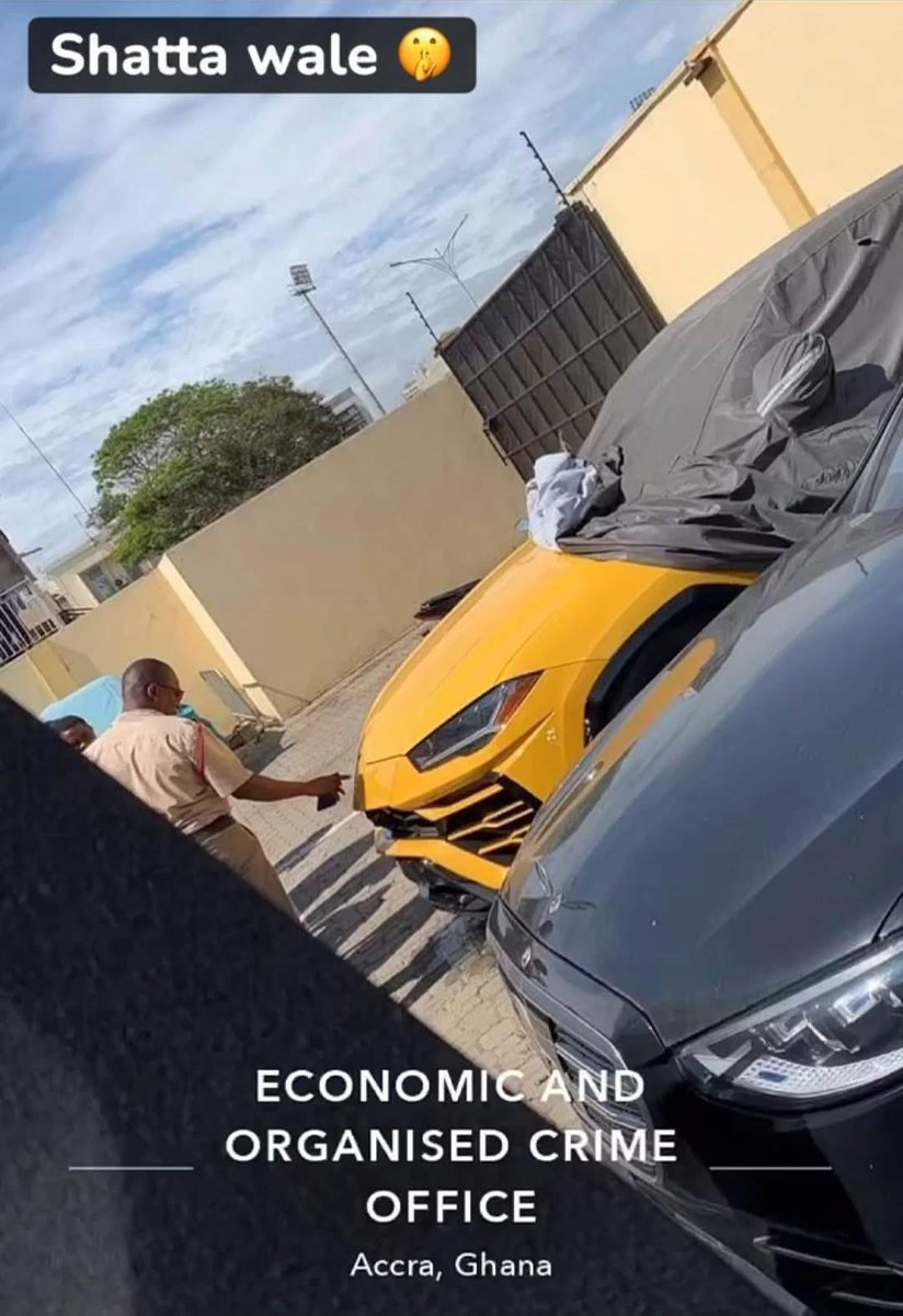 See how dem dey spy the #Lambo . Dem never see some before . Villagers 😂😂😡