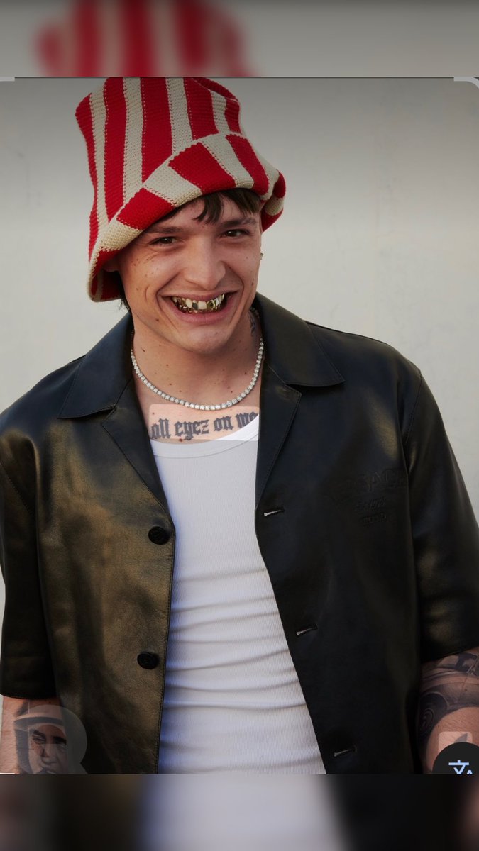 Este naquillo, digo narquillo de peso pluma está muy confiadito y sale en redes glorificando al narco y alentando a los jóvenes a unirse a la delincuencia organizada y alienta a en envenenar con drogas a nuestra infancia, eso ya apesta a madres, por eso ya están vinculando a Peso