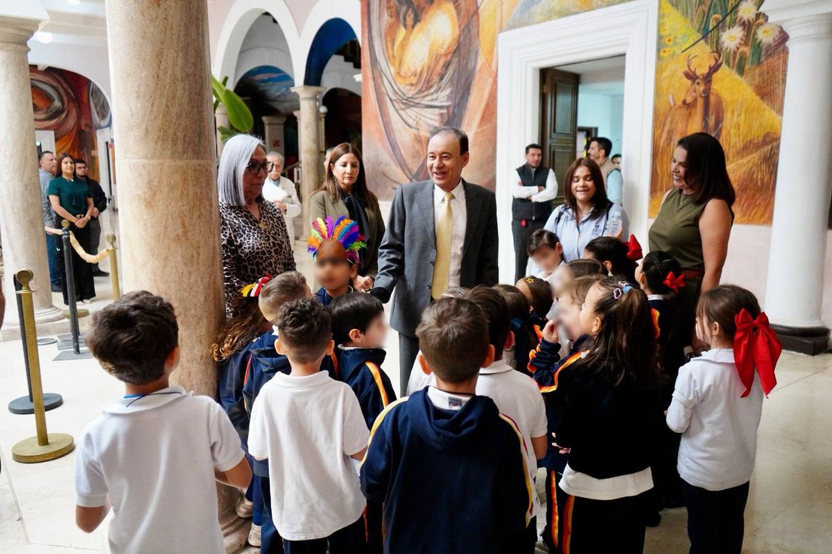 Qué bonita sorpresa encontrarme hoy con estos pequeñitos que visitaron el Palacio de Gobierno.

¡Siempre es un gusto saludarlos! Estos momentos nos recuerdan por quién y para quién trabajamos todos los días.