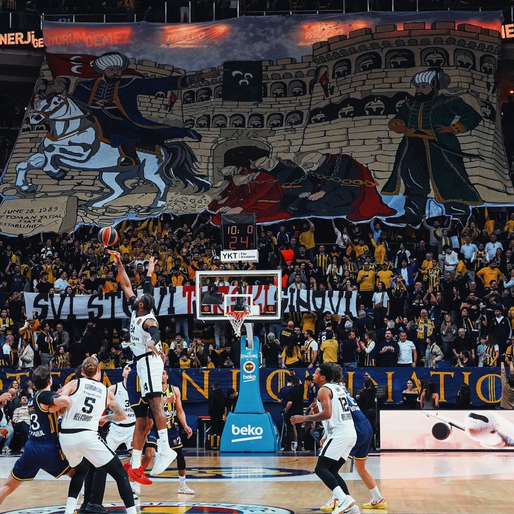 ⚪️ Fenerbahçe Beko tribünleri, Partizan taraftarının ilk maçta açtığı pankarta cevap verdi;

“Hepiniz Türksünüz!”