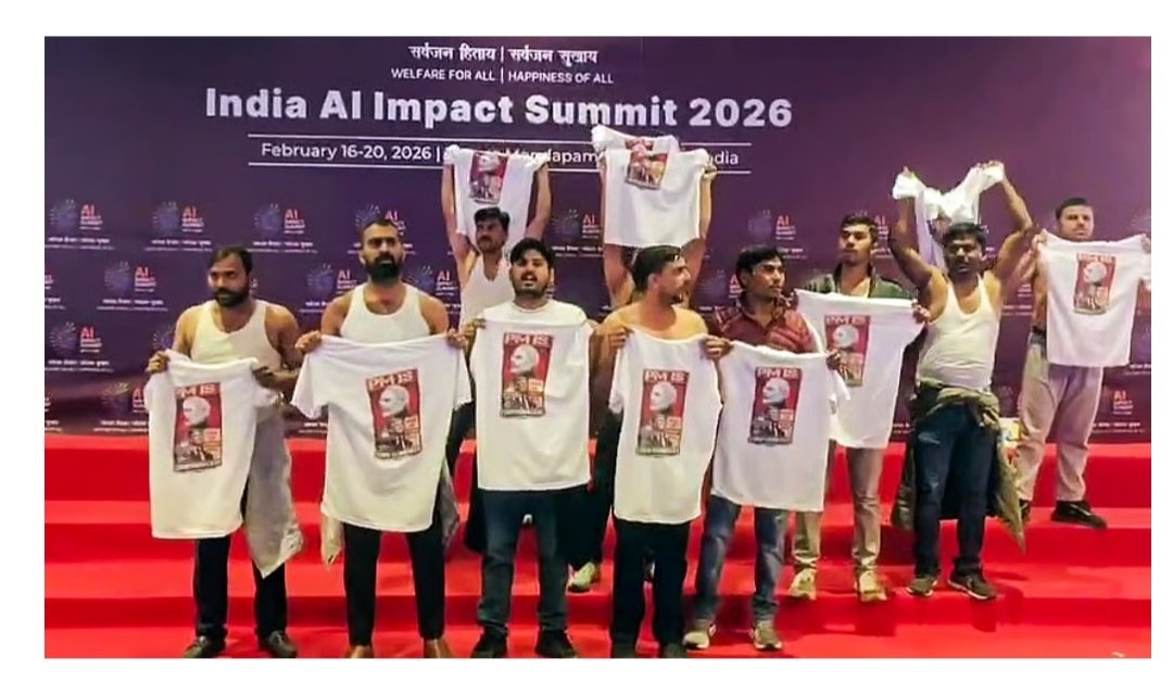 PradeepPhoto87's tweet photo. ये है बीते दिनों दिल्ली में आयोजित AI summit के दौरान किए गए शर्टलेस प्रदर्शन की तस्वीर जिसके चलते आज हिरासत में लिए गए 3 युवा कांग्रेस कार्यकर्ताओं को दिल्ली ले जाने वाली दिल्ली पुलिस और शिमला पुलिस में हाई वोल्टेज ड्रामा  पूरा दिन चलता रहा । https://t.co/PVR9e1anAk